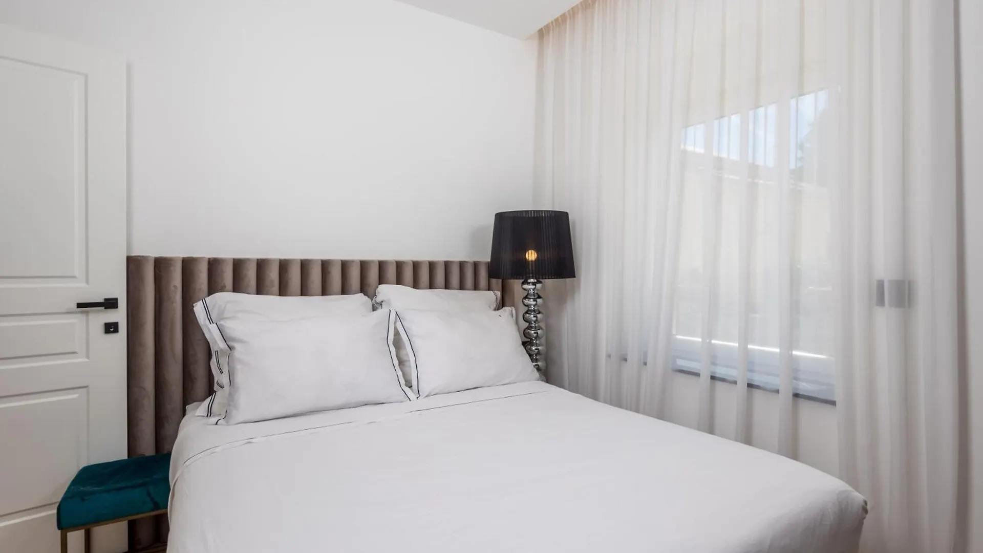 Rocky Beach Rooms Novi Vinodolski Bed & Breakfast